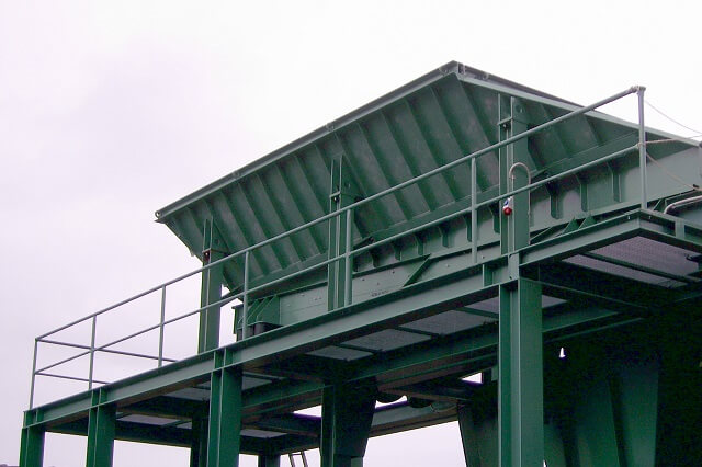 feed hopper discharge chute