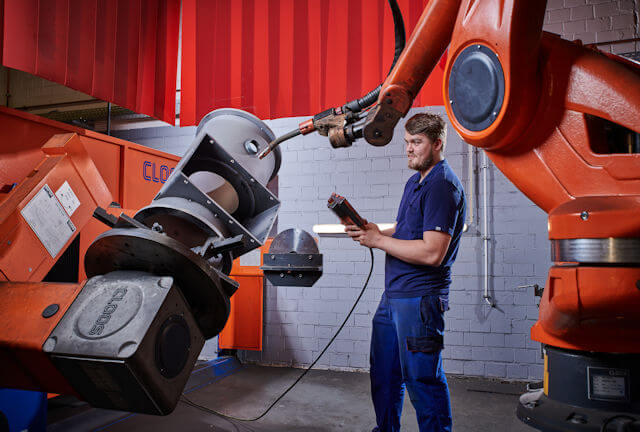 Konstruktionsmechaniker am Schweißroboter