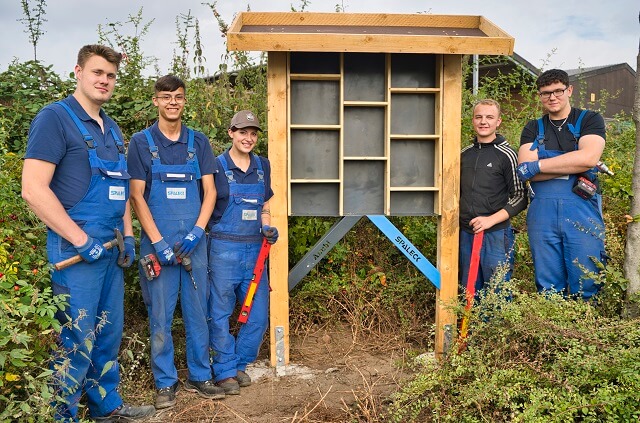 SPALECK trainees build insect hotel