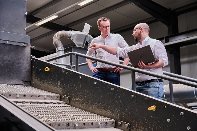 SPALECK Ingenieure an einer Siebmaschine im SPALECK TestCenter