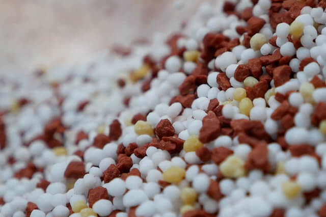 Düngemittel nach Kontrollsiebung mit Siebmaschine