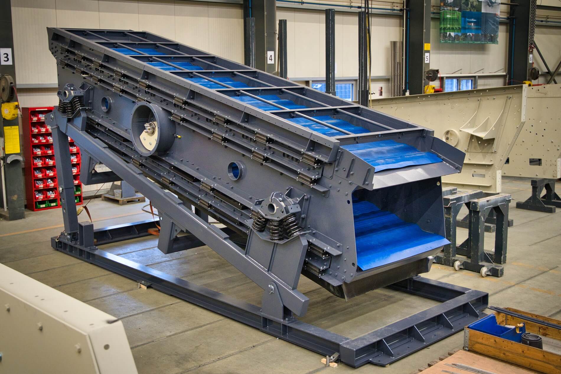 Siebmaschine für Düngemittelproduktion - hier eine Doppeldecker-Spannwellen-Siebmaschine