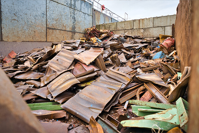 Scherenschrott bestehend aus Leitplanken und Spundwänden