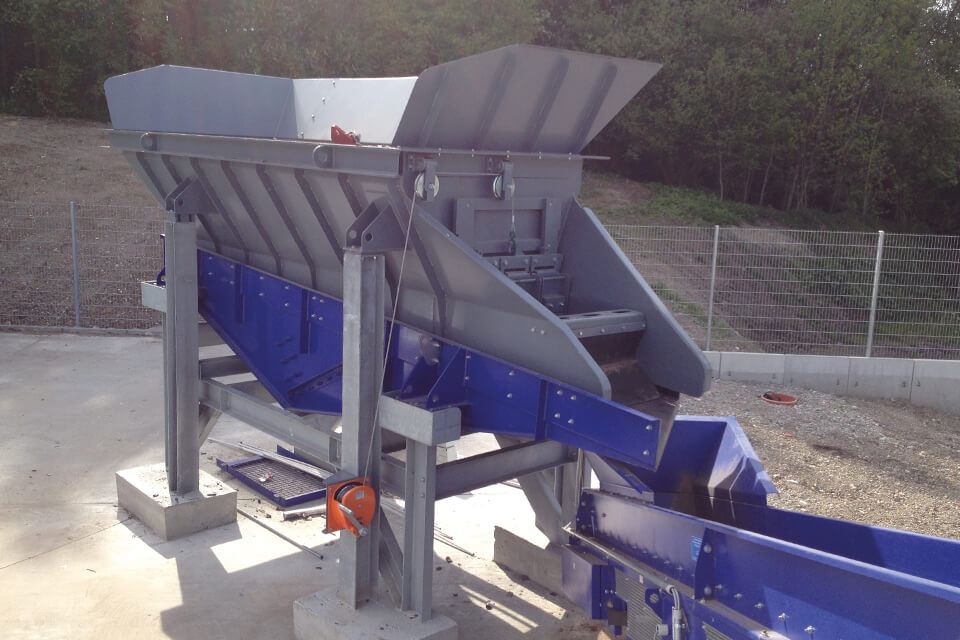 Feed hopper for C&D waste