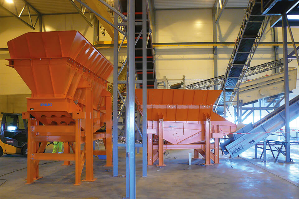 Feed hopper in a recycling plant for metal recycling