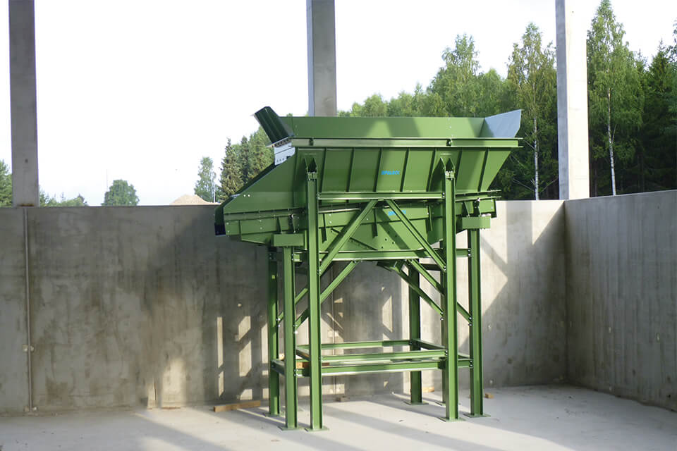Feed hopper for metal recycling