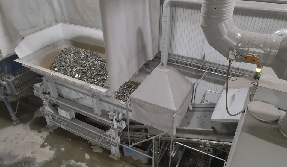 Industrial XRF sorting system with ActiveFEED for optimizing material feed.