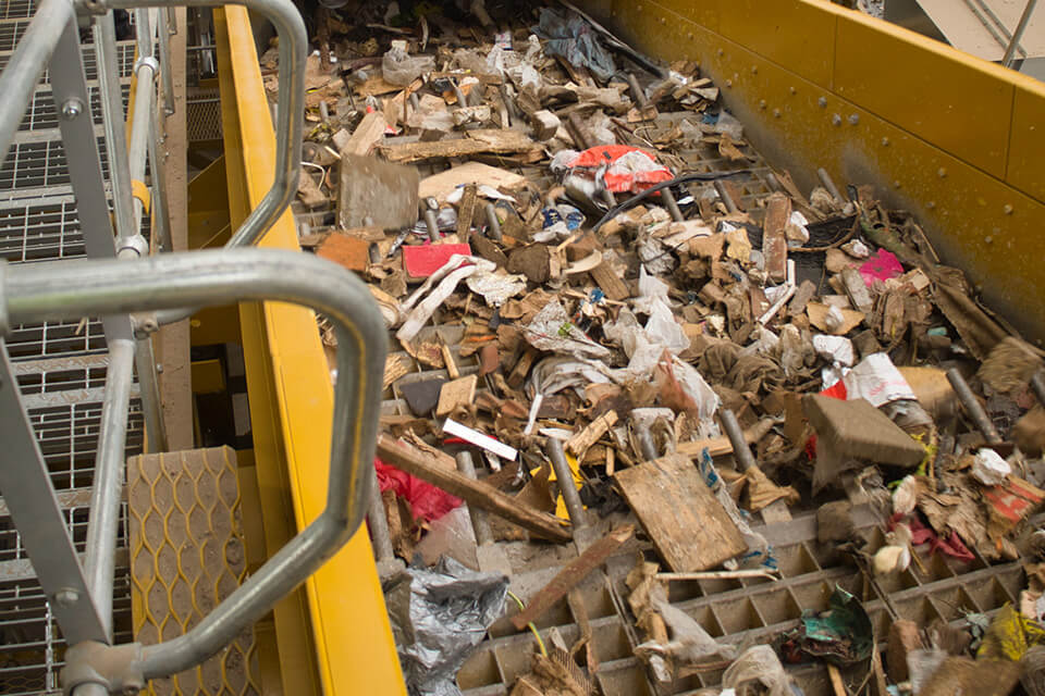 Construction mixed waste on a SPALECK 3D COMBI screening machine; shown here is a view of the upper deck of the two-deck screening machine