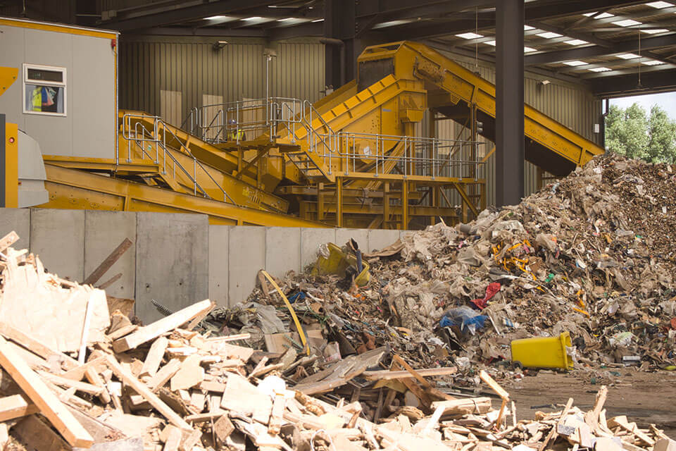 A view of a SPALECK screening machine at a recycling facility for mixed construction waste. In the foreground, you can see the source material.