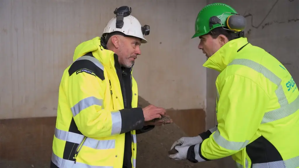 Two recycling experts are evaluating the fine screening process using SPALECK tensioned-shaft screening technology