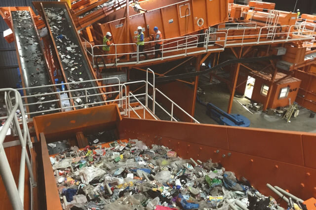 Recycling plant with conveyor belt and 3D-COMBI screening machine.