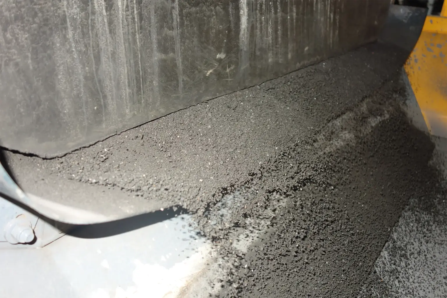 Close-up of the SPALECK ActiveCLEAN vibrating conveyor trough—you can clearly see that, thanks to its self-cleaning mechanism, it operates completely free of buildup