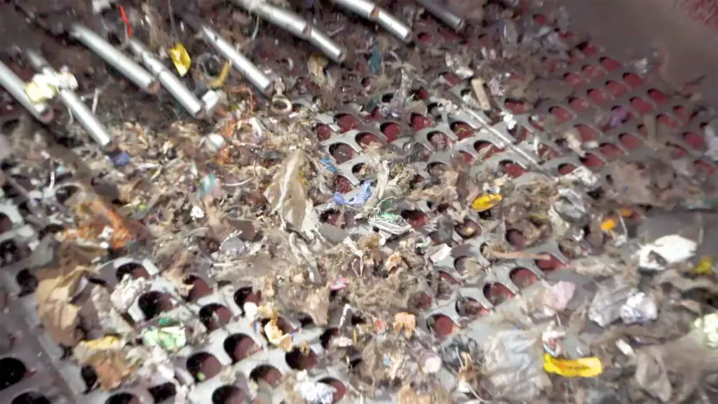 View of the screen deck of a SPALECK screening machine for metal recycling. The screening machine screens in three dimensions, thereby preventing unwanted long pieces from entering the target fraction.