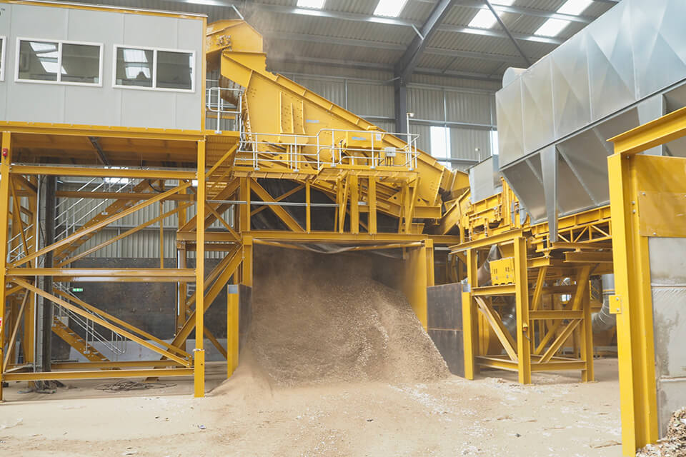 Tension-shaft screening technology in construction waste recycling—shown here in a 3D COMBI screening machine from SPALECK
