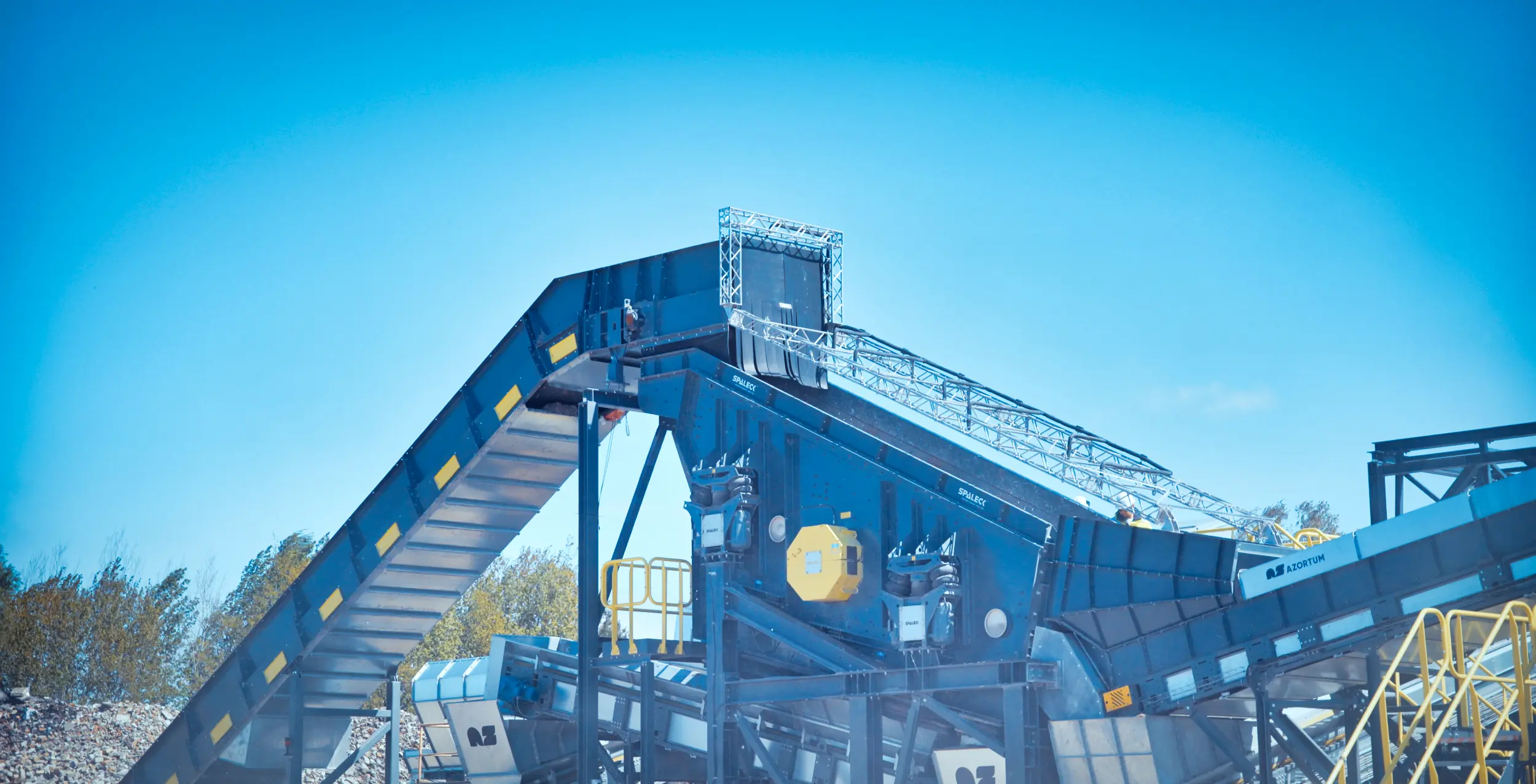 Screening machine for recycling mixed construction waste