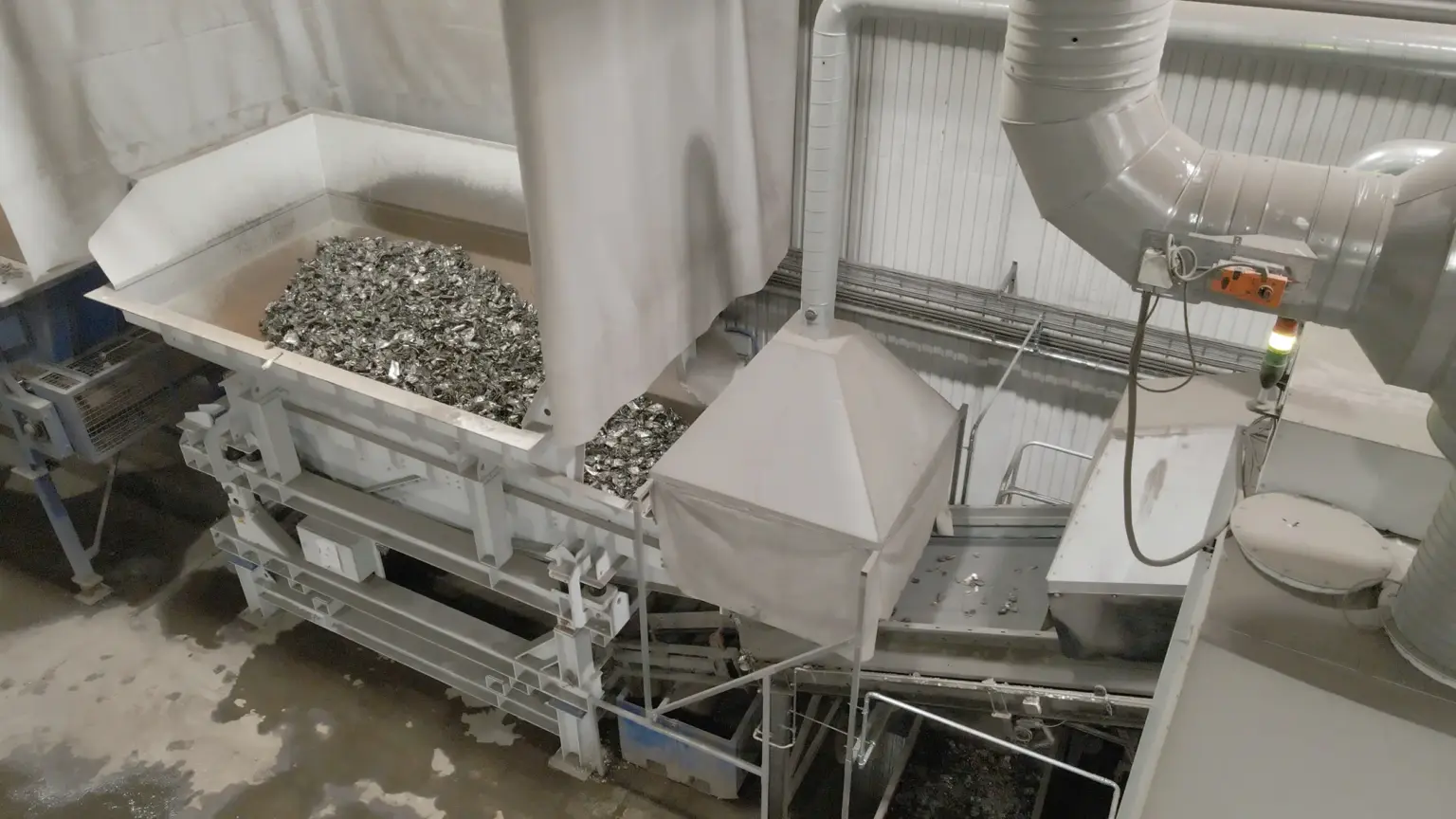 SPALECK ActiveFEED optimizes material feeding in a metal recycling plant by ensuring a constant supply of material to three XRF sorters