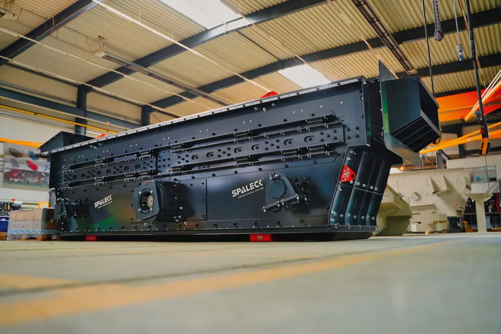 Tension-shaft screening machine for construction waste in the production hall of screening machine manufacturer SPALECK