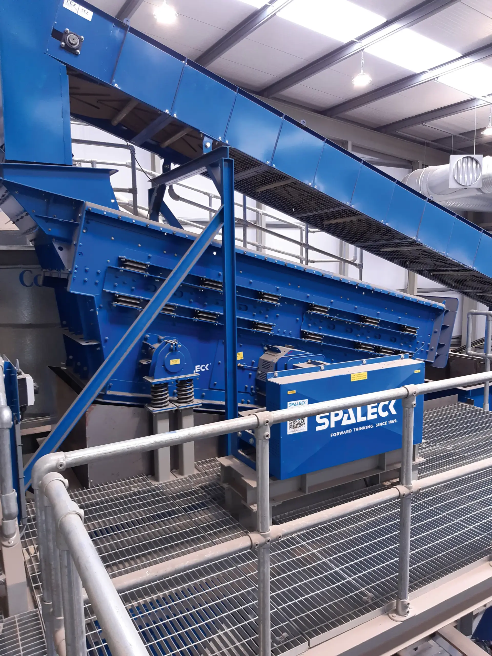 Tension-shaft screening machine in a plastic waste recycling plant