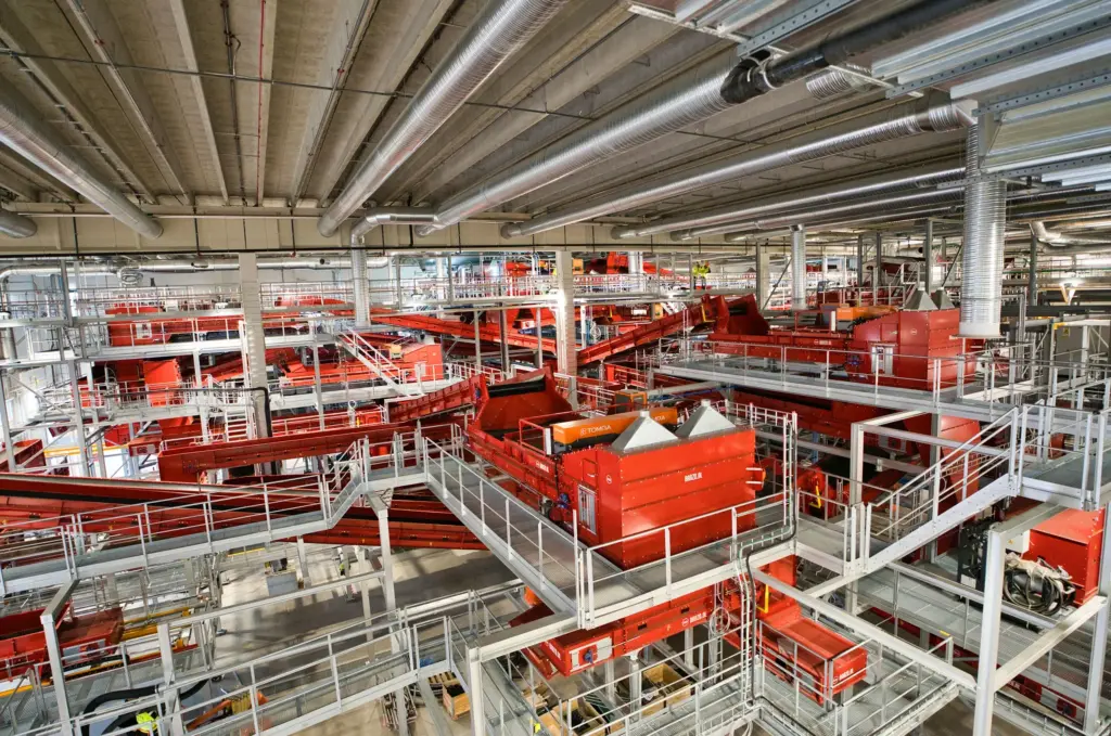 household waste treatment facility with an annual capacity of 200,000 metric tons. A total of four SPALECK screening machines are used here to sort the material by size.