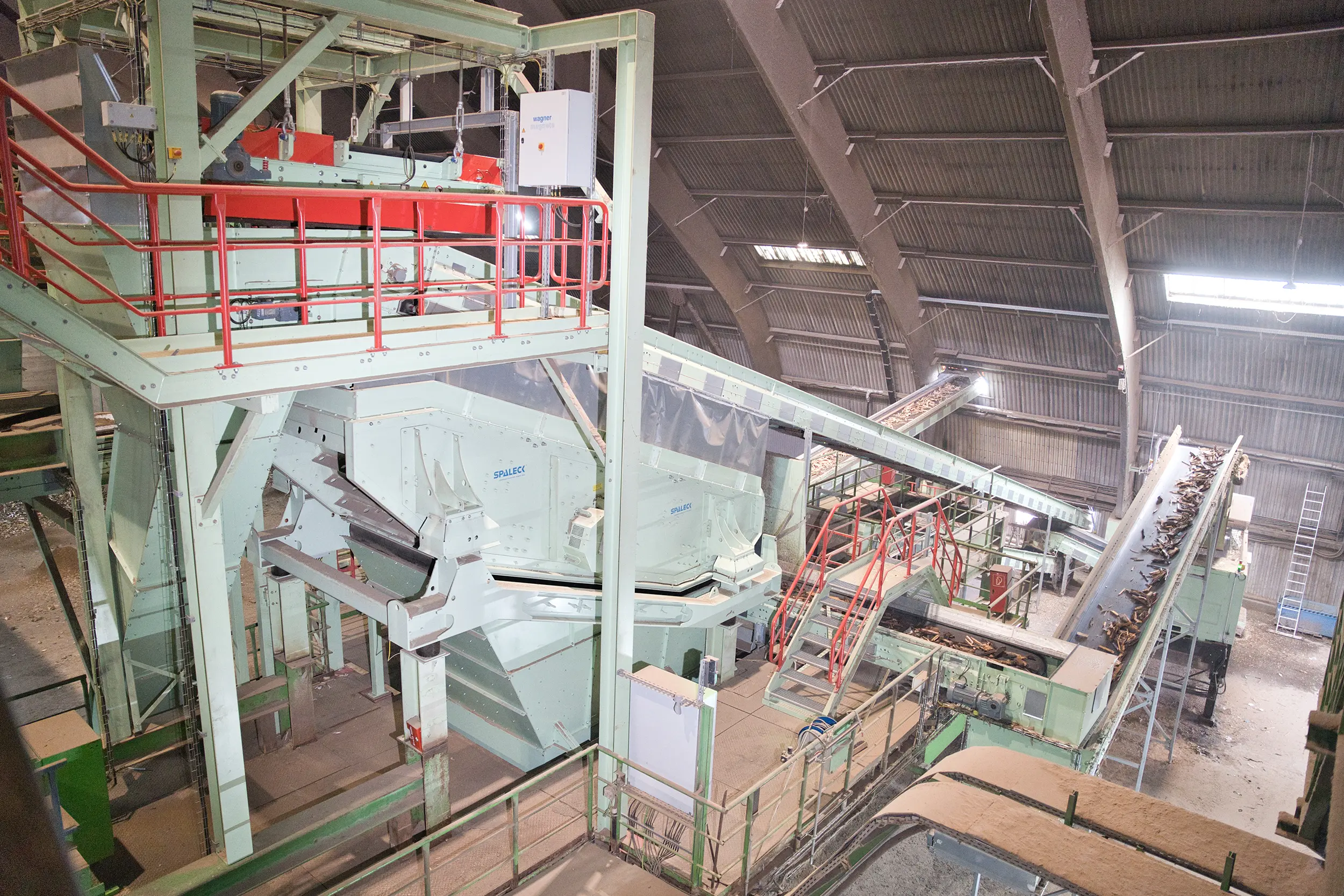 Screening machine for waste wood processing