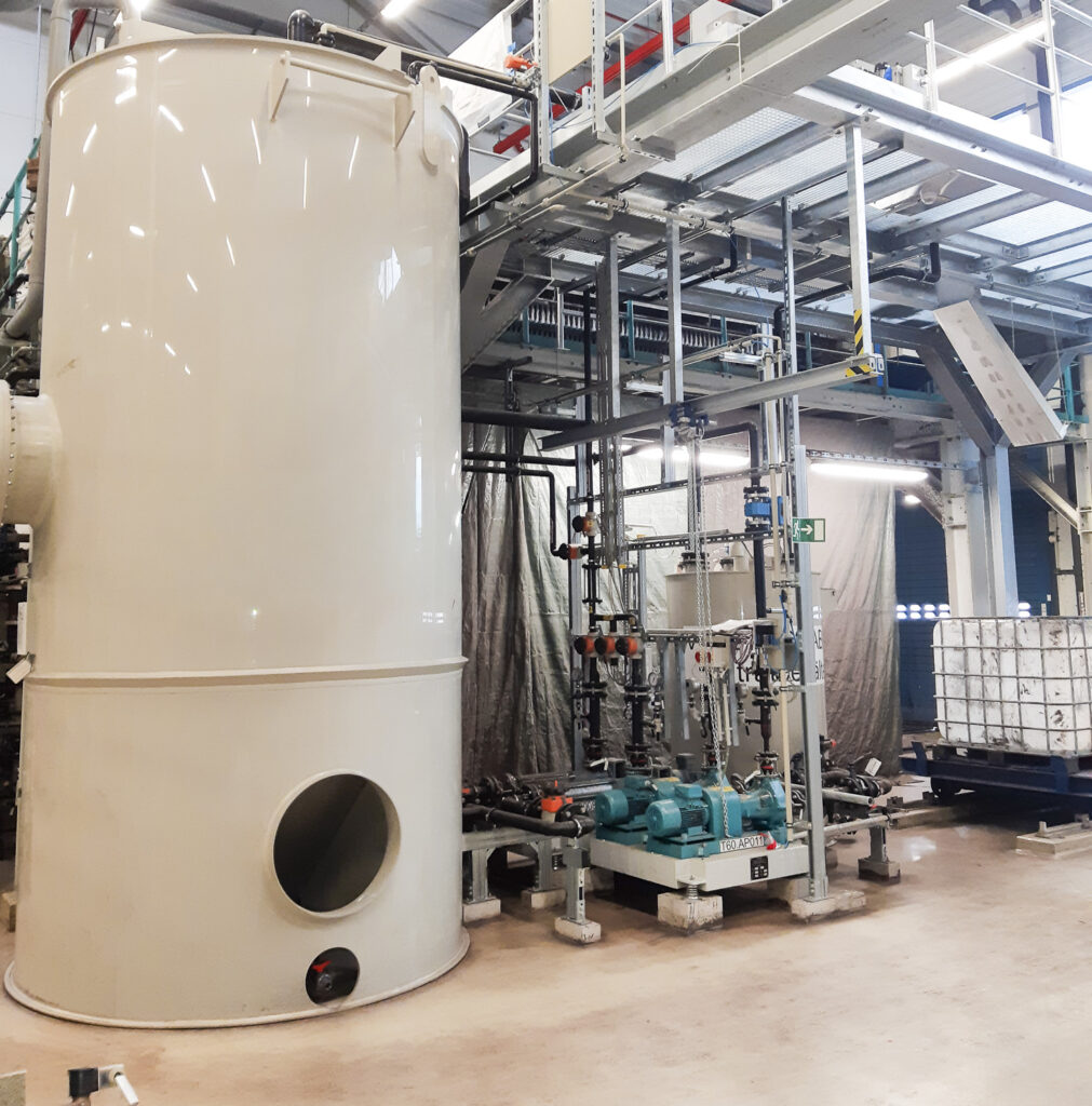 Design for a tank intended for use in precipitation and flocculation in water treatment. Next to them are pumps and a piping system.