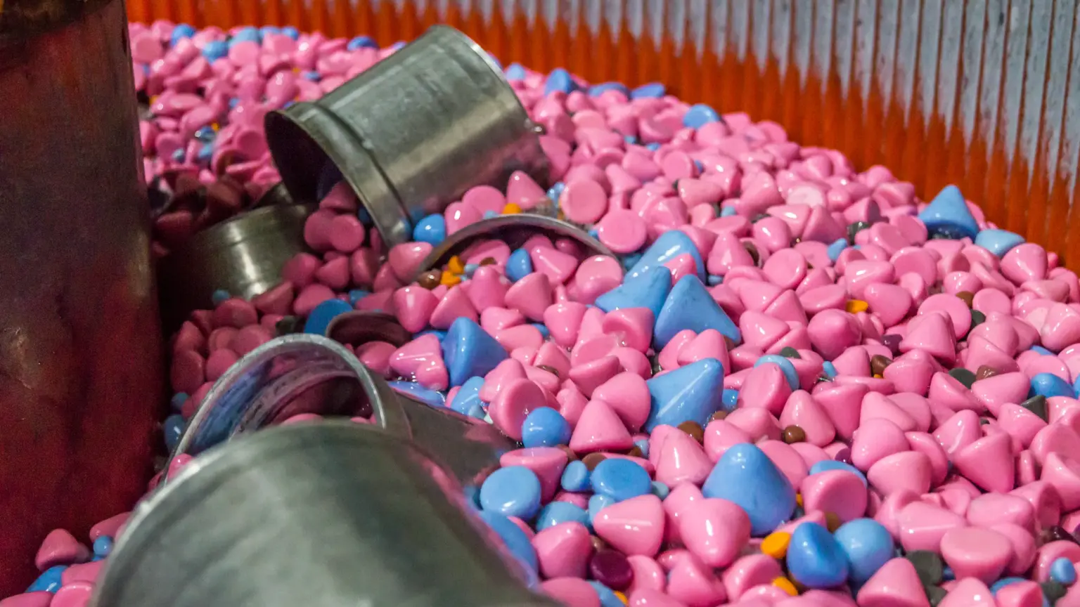 Metal parts and abrasive media during vibratory finishing in a machine.