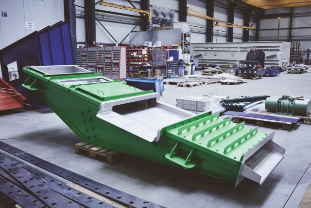 SPALECK vibrating conveyor in a partially covered design for use with an overband magnet