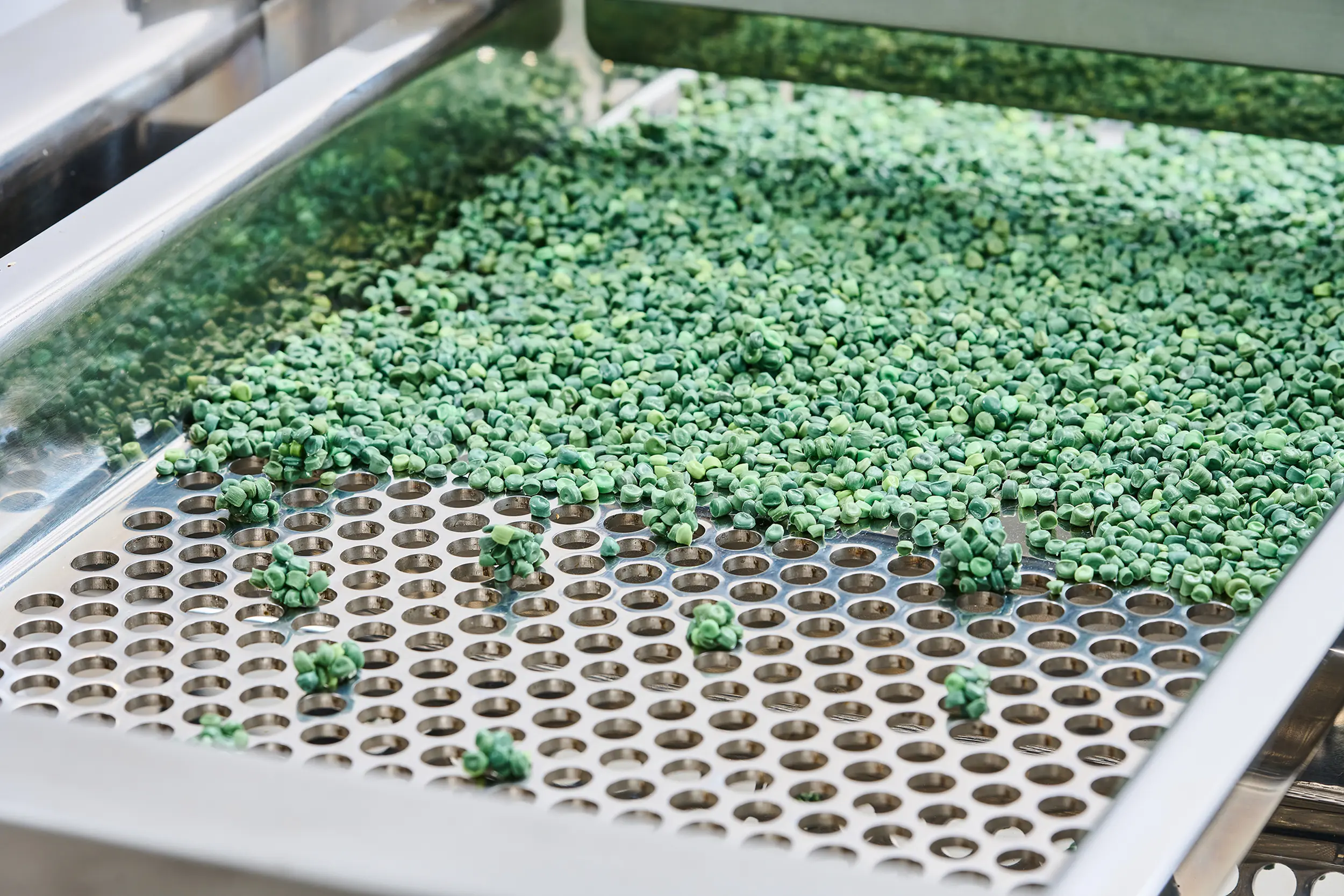 Green pellets on a pellet screening machine that enables precise separation.
