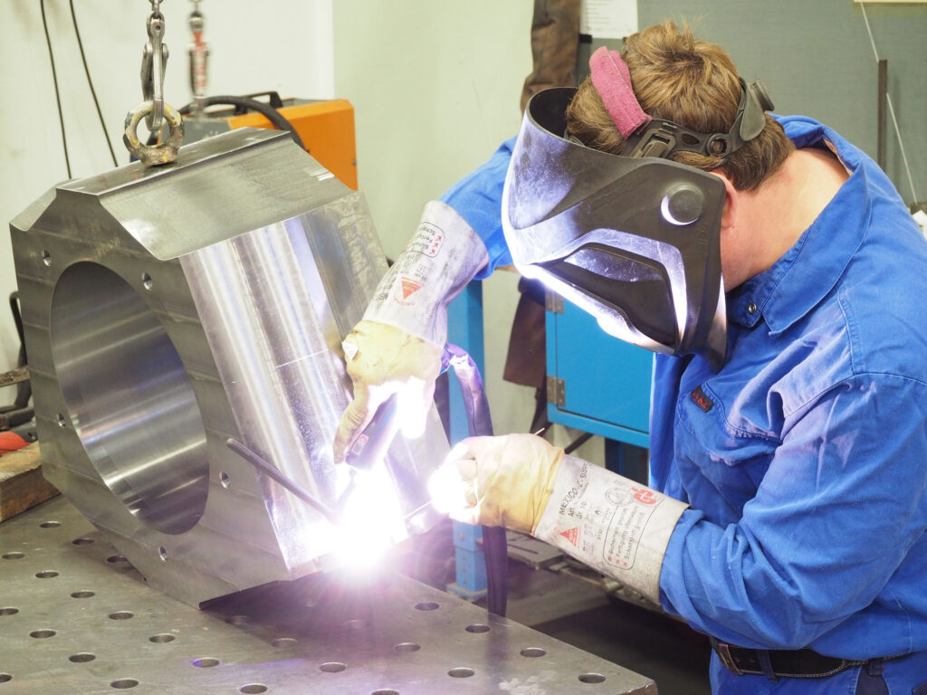 A construction mechanic welds a rail vehicle component in accordance with DIN EN 15085, Part 2, CL1