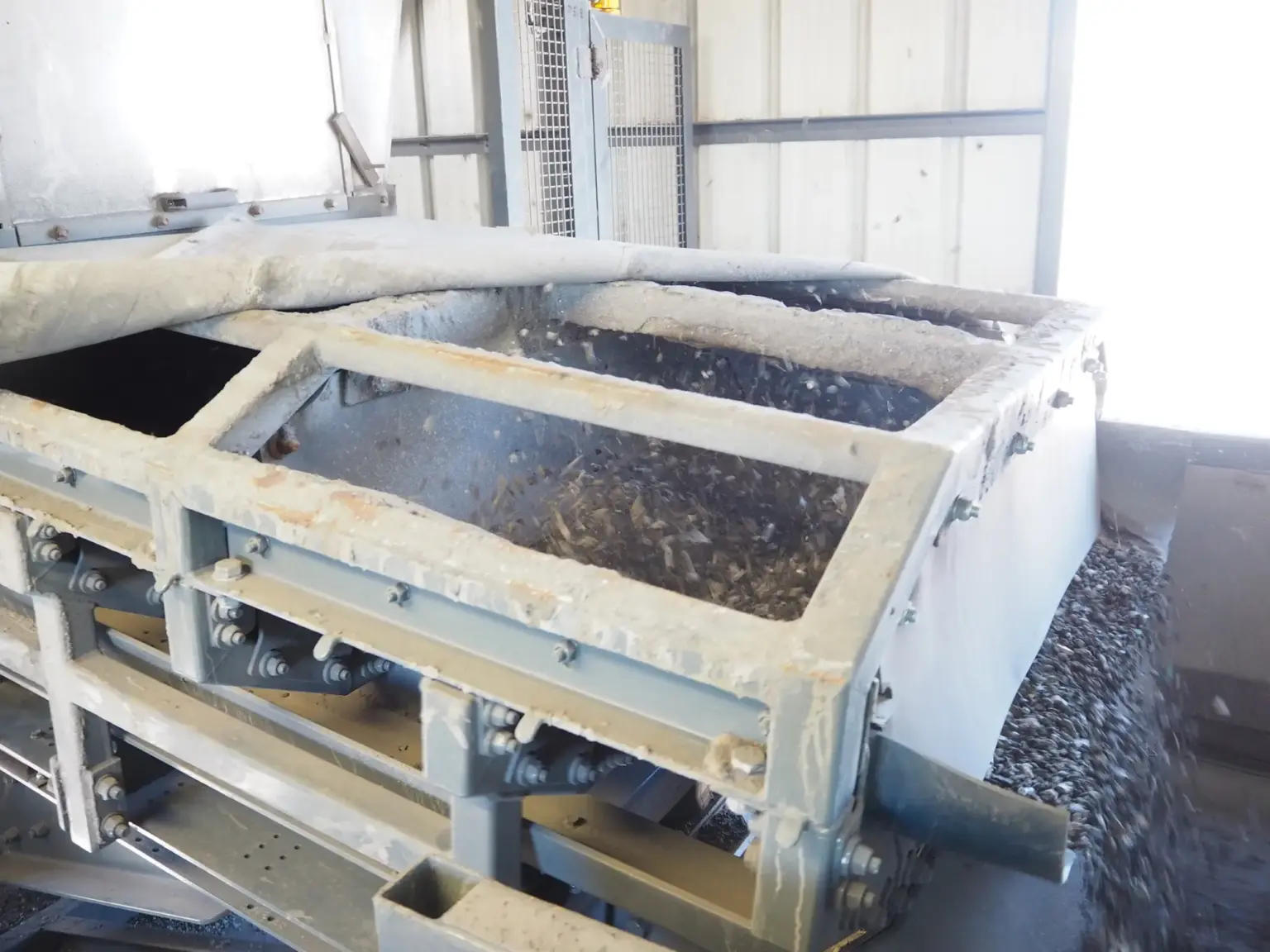 The SPALECK ActiveCLEAN conveyor chute in slag processing enables a cleaning-free material feed