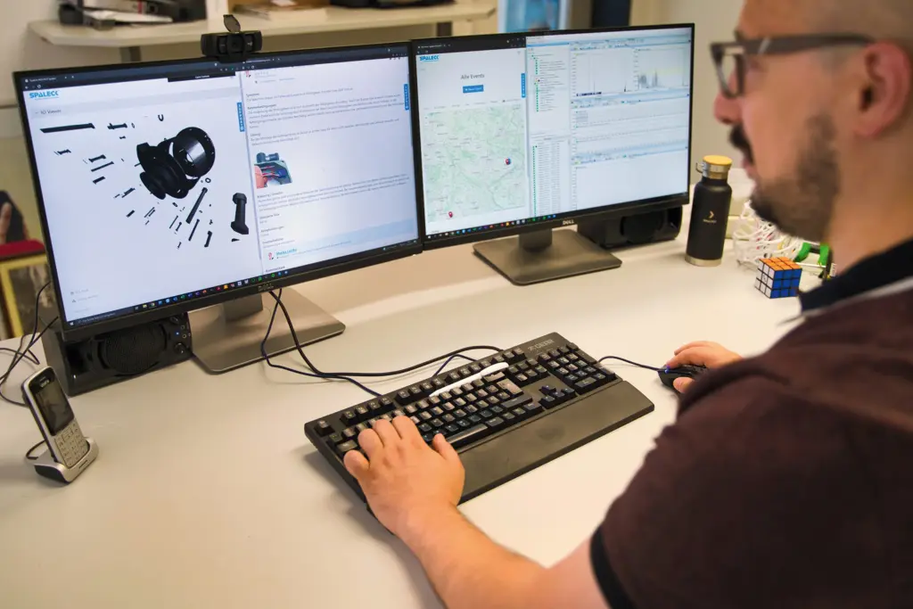 SPALECK Screening Machine Expert at the Computer Using the SPALECK CONNECT System