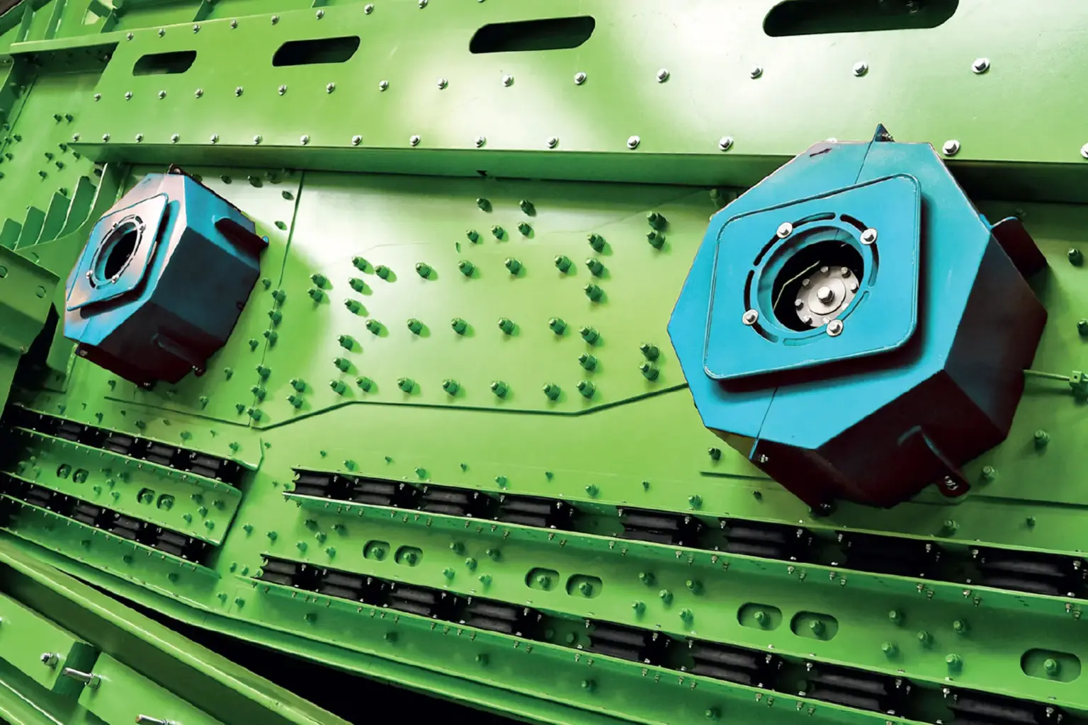 Close-up photo of a dual-shaft drive on a SPALECK screening machine