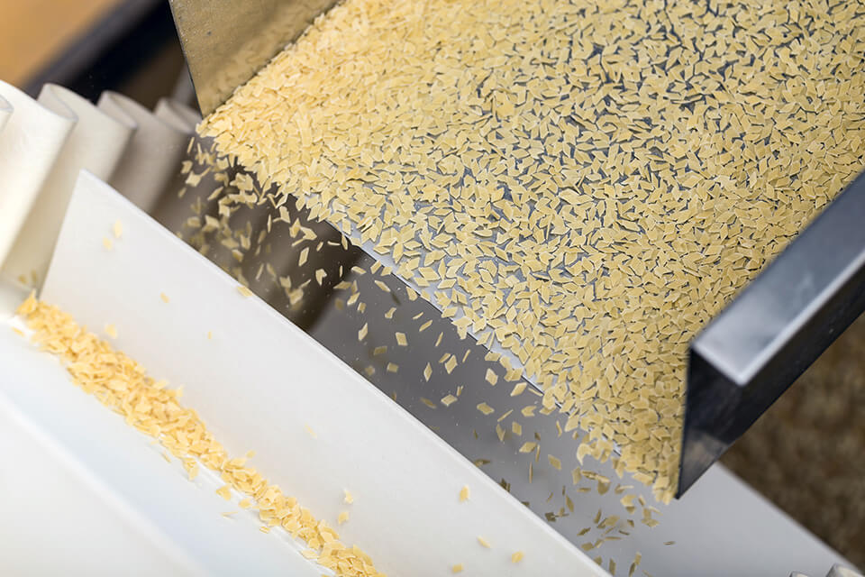 Feeding and Dosing Using a Vibrating Chute in Food Production