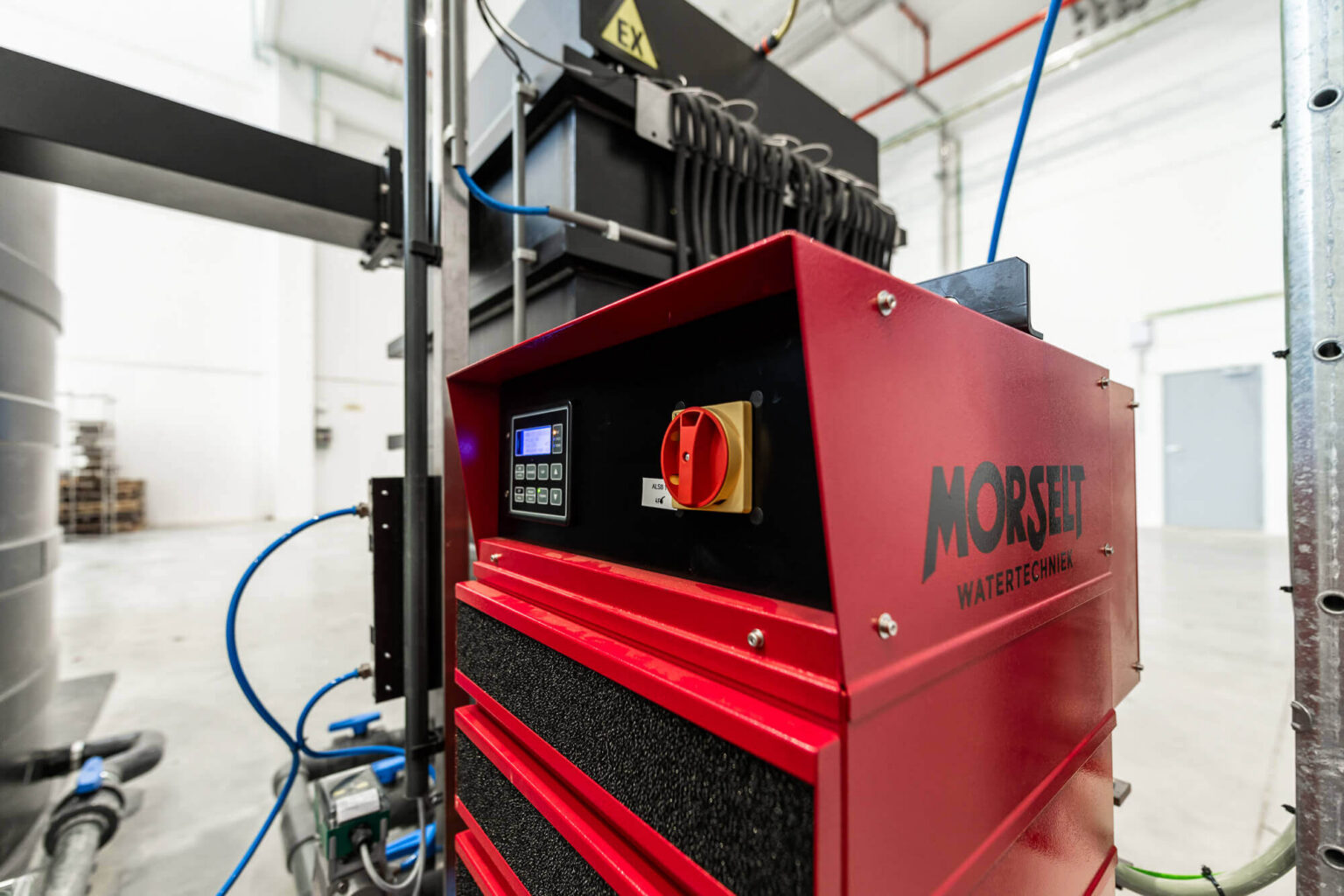 Close-up of a Morselt RedBox in a brightly lit industrial hall.