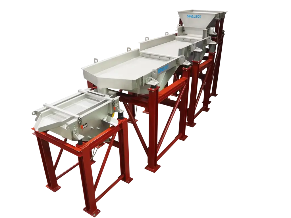 Single-deck vibrating screen with conveyor and dosing section for the pet food industry