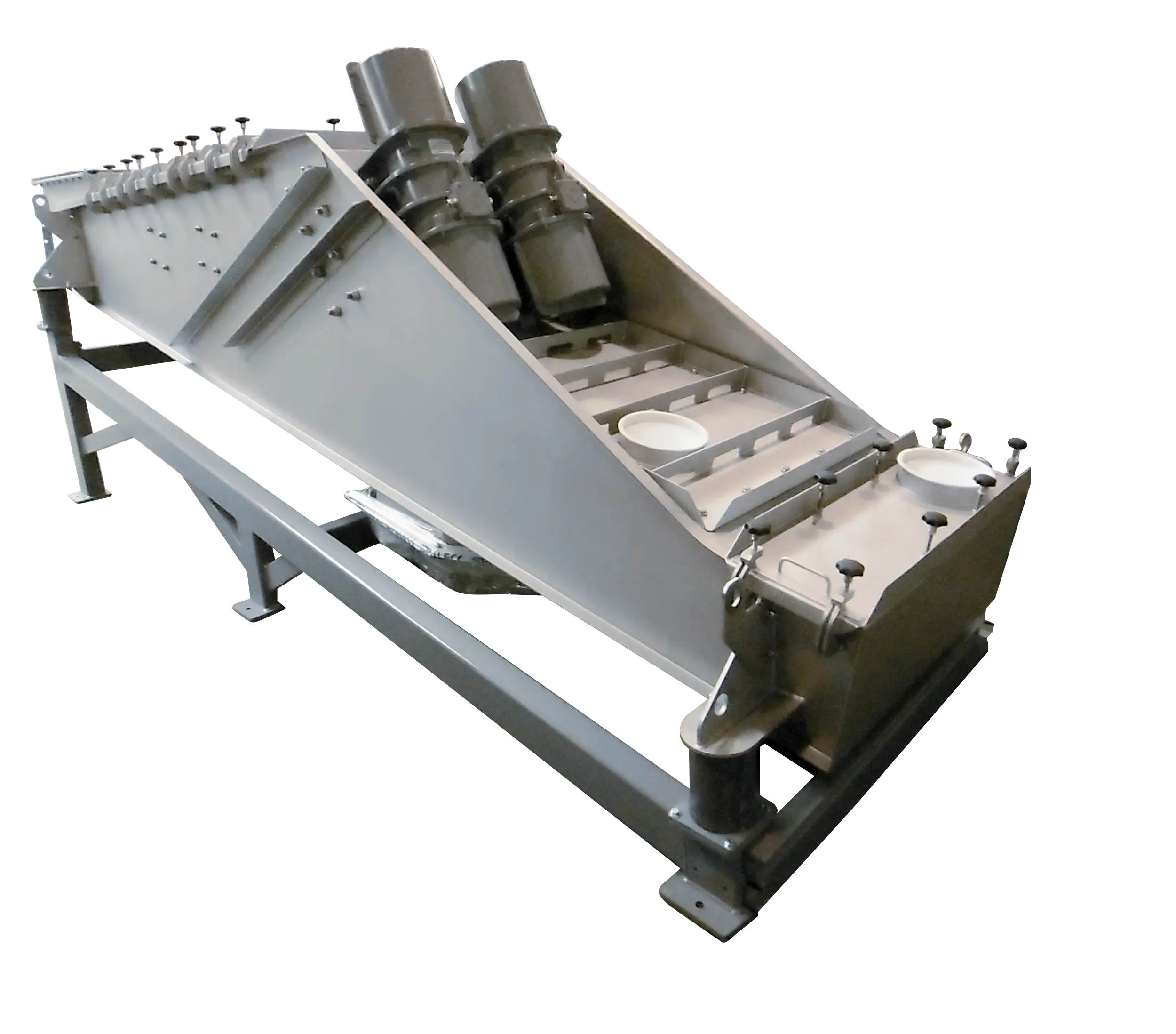 Conveyor trough for distributing and metering plastic pellets