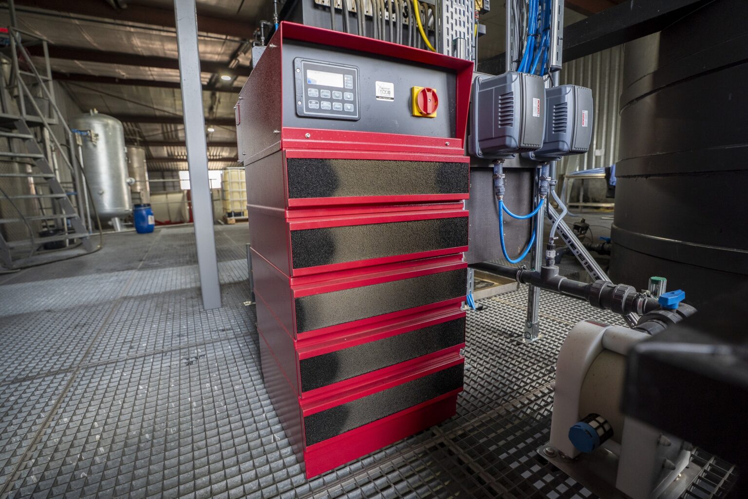 Industrieanlage zur Wasseraufbereitung mit Elektrokoagulation.