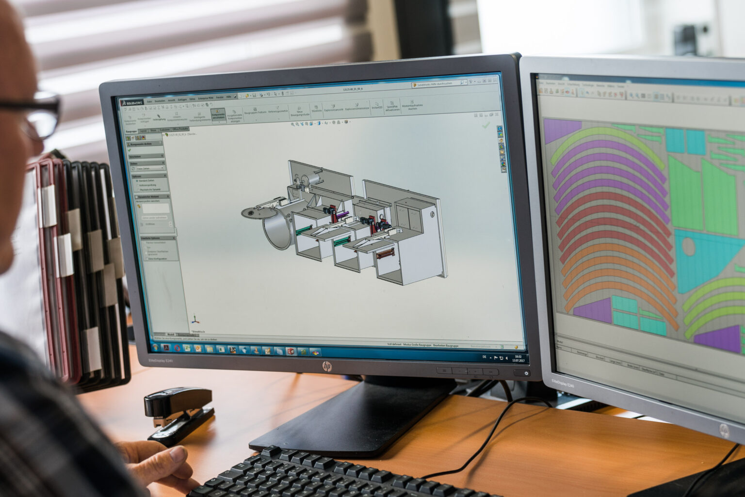 A SPALECK employee is working on the design of a customer component for metalworking