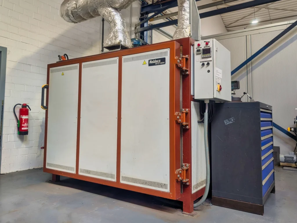 Thermal furnace for metalworking, machining, and surface finishing, including the annealing of components