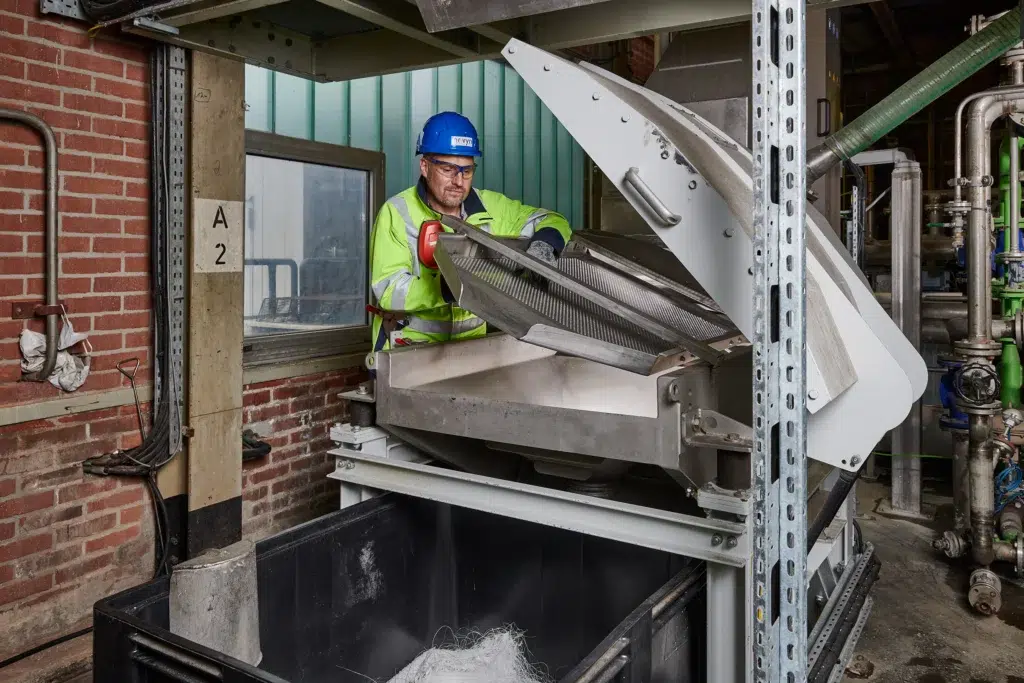 The production manager at a plastics manufacturer operates a SPALECK over-length separator—a screening machine that reliably separates over-length pieces